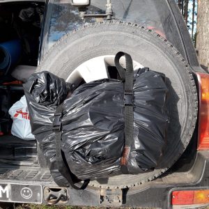 Стяжки закрепляют мусорный пакет на запасном колесе